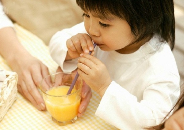 Bé nổi mẩn đỏ khắp người sau sốt nên uống nước cam để bổ sung vitamin C tăng sức đề kháng cho trẻ