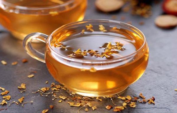 Uống 1 tách trà cam thảo giảm thiểu triệu chứng của bệnh nổi mề đay, khiến da trở nên thoải mái, dễ chịu hơn