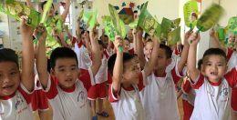 Nhãn hàng Yoosun phát quạt cho bé