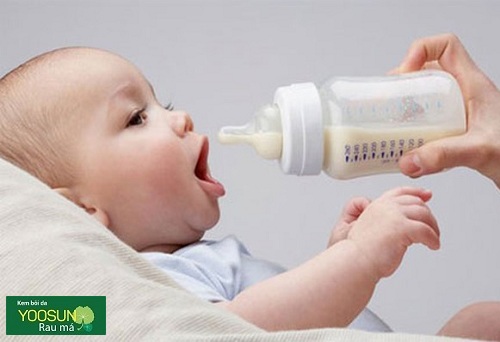 Trẻ dị ứng sữa công thức phải làm sao? Dấu hiệu và cách xử lý