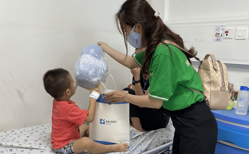 Yoosun Rau má tặng hơn 300 phần quà trung thu cho các em nhỏ có hoàn cảnh khó khăn, đang điều trị bệnh