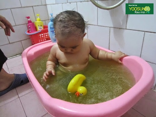 Cách tắm mướp đắng trị rôm sảy cho bé