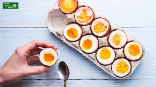 Bị mụn ăn trứng được không