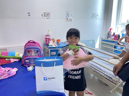 Yoosun Rau má tặng hơn 500 phần quà Tết Thiếu Nhi đến các bé có hoàn cảnh khó khăn/đang điều trị tại bệnh viện trên địa bàn Thành phố Hồ Chí Minh