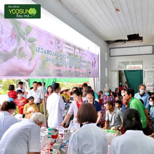 Trao tặng 1000 tuýp Yoosun Rau má tới bà con tại Sóc Trăng và Quảng Ngãi