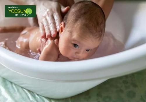 Cách tắm lá tía tô cho bé sơ sinh