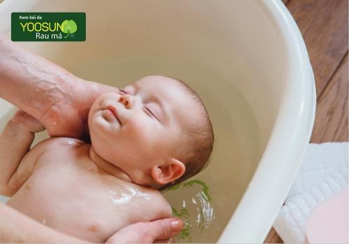 Cách tắm lá trầu không cho trẻ sơ sinh