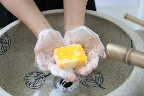 Tay bị dị ứng xà phòng