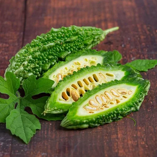Nấu nước lá khổ qua tắm cho bé