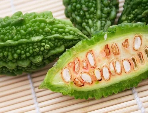 Trẻ tắm mướp đắng có bỏ hạt không