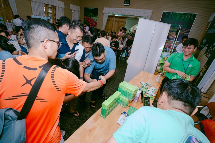 Nhãn hàng kem bôi da yoosun rau má tài trợ sự kiện