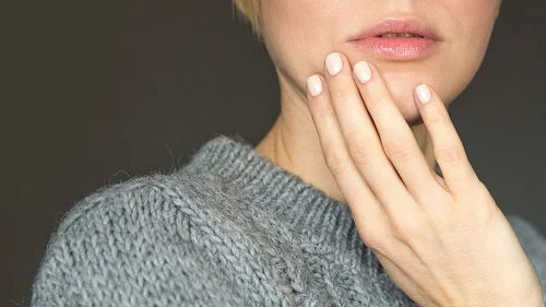 Da khô khi ngồi máy lạnh