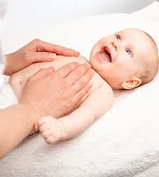 Sử dụng dầu massage Yoosun rau má cho bé