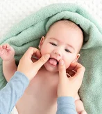 Cách dùng dầu massage Yoosun Rau má cho trẻ