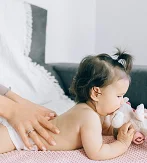 Tác dụng của dầu massage Yoosun Rau má dành cho bé