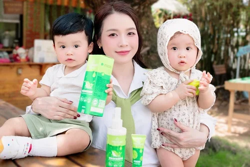 Yoosun Rau má cùng Sam “cứu nguy” làn da cho con