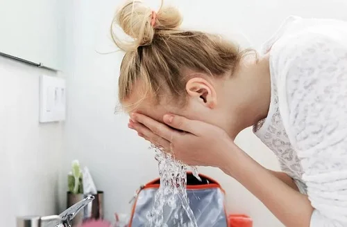 Cách chữa dị ứng nước hoa hồng hiệu quả nhất
