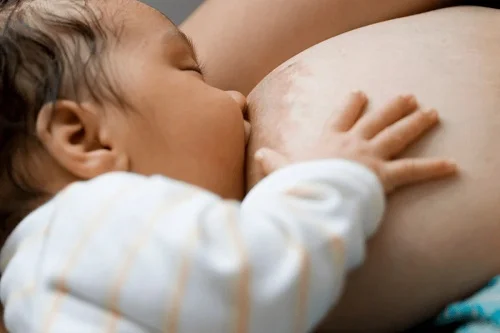 Dấu hiệu bé dị ứng sữa mẹ và cách xử lý để trẻ bú mẹ an toàn