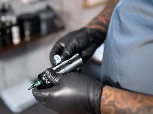 Cách điều trị dị ứng mực xăm môi đỏ