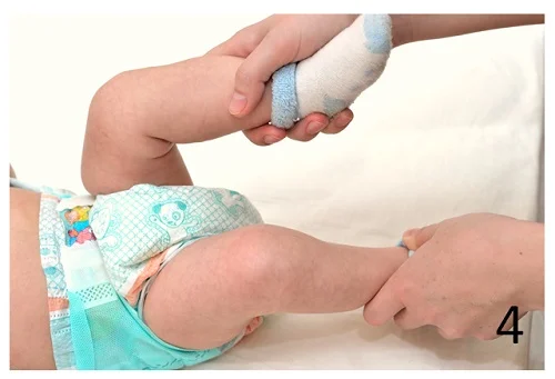 Cách massage cho bé bị tao bón