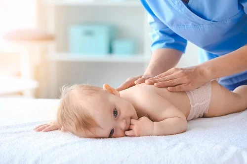 Cách massage cho bé bị ho