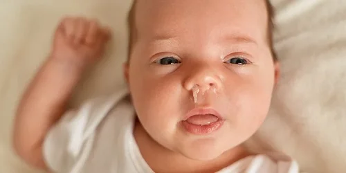 Massage cho bé bị nghẹt mũi: 5 động tác giúp bé thở dễ, ngủ ngon