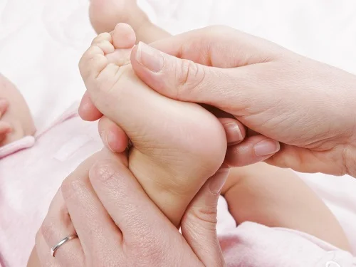 cách massage cho trẻ dễ ngủ