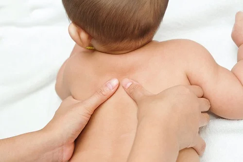 Cách massage cho trẻ nghẹt mũi