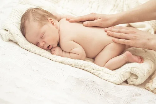 12 Cách massage cho trẻ sơ sinh dễ ngủ: Chi tiết từng động tác