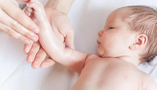 Cách massage giúp bé ngủ ngon 