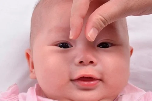 cách massage trị nghẹt mũi cho trẻ sơ sinh