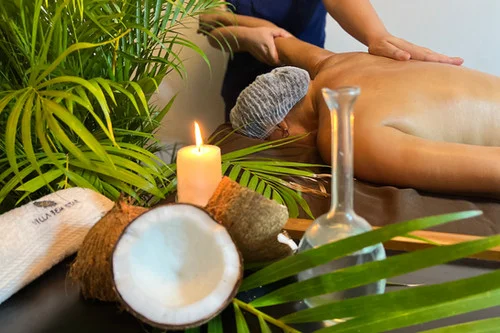 Dùng dầu dừa massage body Dầu dừa massage body