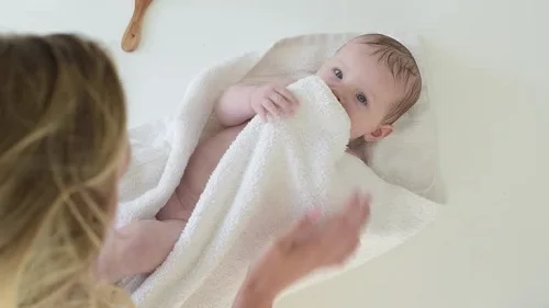 Có nên tắm cho trẻ sau khi tiêm vacxin không? Có nên tắm cho trẻ sau khi tiêm vacxin