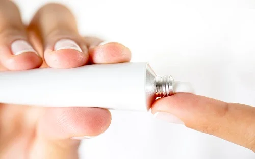 Thuốc bôi dị ứng sơn gel nên dùng loại nào Thuốc bôi dị ứng sơn gel