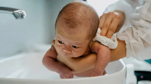 Tắm lá xoan có tác dụng gì