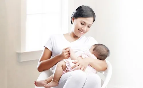 bé mới ăn no xong có được tắm không