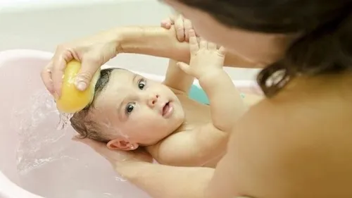 bé sơ sinh tắm xong bao lâu thì ăn