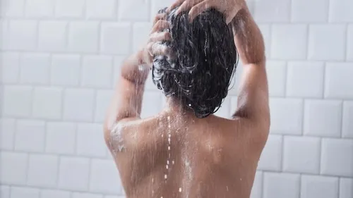 sốt phát ban có được tắm không