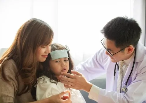 sốt phát ban có nên tắm không
