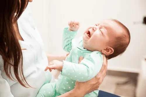 mới ăn xong bé có tắm được không