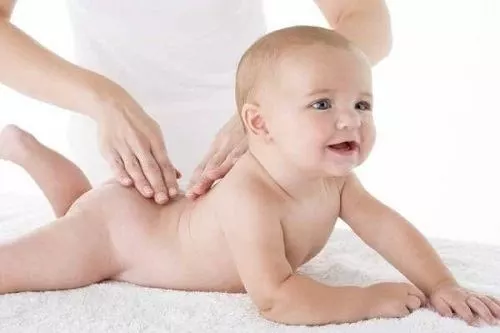 cách trị chàm sữa bằng dầu dừa
