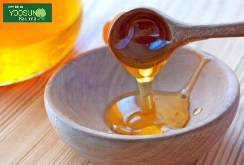 Bé bị chốc mép bôi mật ong