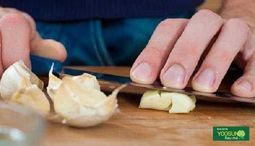 Cách dùng tỏi trị mụn trứng cá