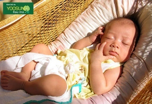 Cách tắm nắng cho bé sơ sinh đúng cách