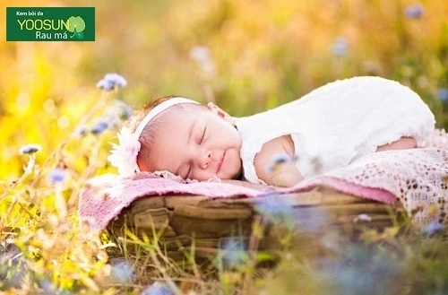 Tắm nắng cho trẻ sơ sinh có tốt không
