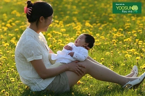 Tắm nắng cho trẻ sơ sinh lúc mấy giờ
