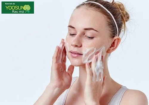 Da khô dùng sữa rửa mặt gì