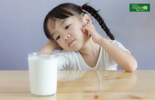 bé bị thủy đậu có được uống sữa không