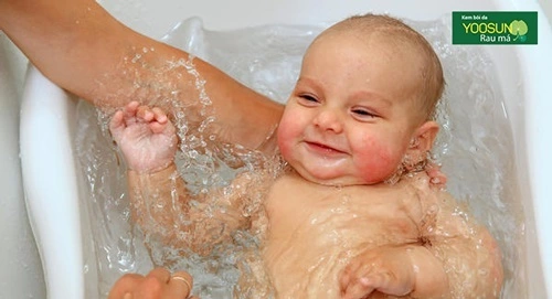 bé bị thủy đậu có tắm được không