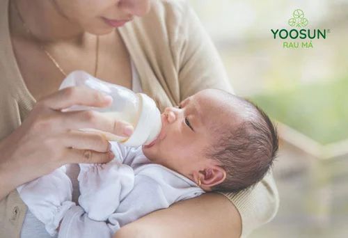 Bé bị nổi sảy ở cổ phải làm sao